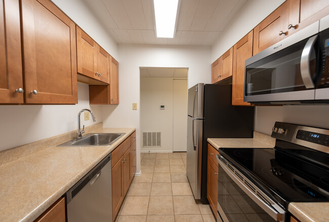 Kitchen | Maple Cabinets - Durham Court Apartments Buildings A, B & C