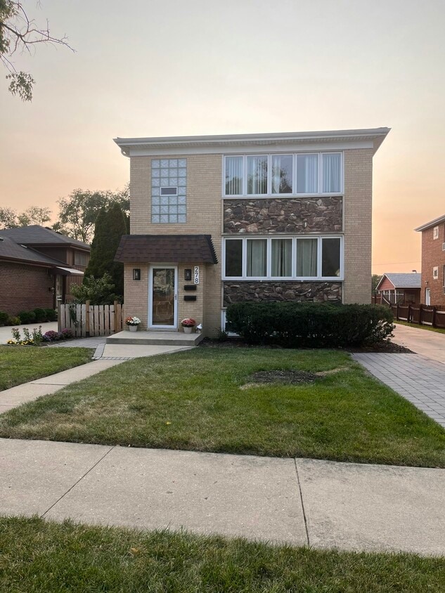 Primary Photo - 278 N Oaklawn Ave