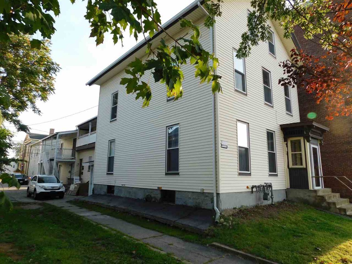 25 Prospect St Unit 2, Manchester, NH 03104 Room for Rent in