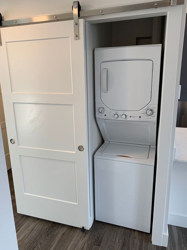 apilar la ropa en la unidad - 2772 E 31st Ave