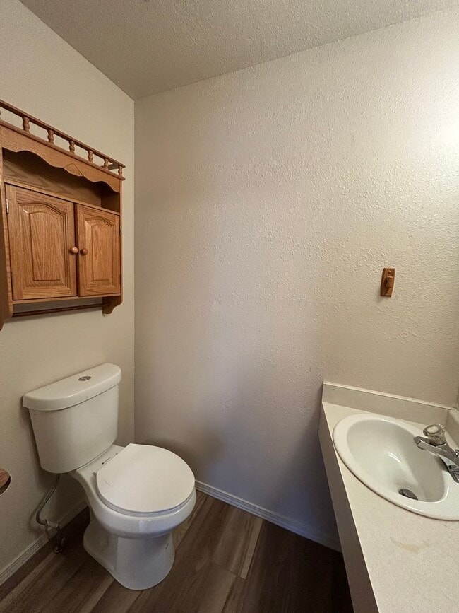 Building Photo - Split Level Townhouse