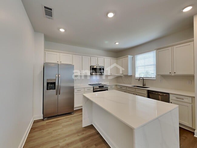 Building Photo - 50 Pointe Dr