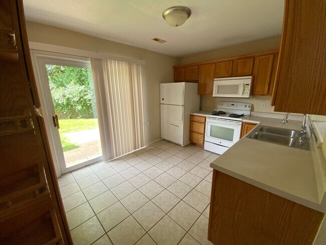 Foto del edificio - 3401-3403 Squirrel Dr