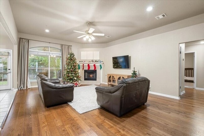 Building Photo - 920 Savanna Ln