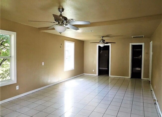 Foto del edificio - Charming 2-Bedroom Home on 4 Acres