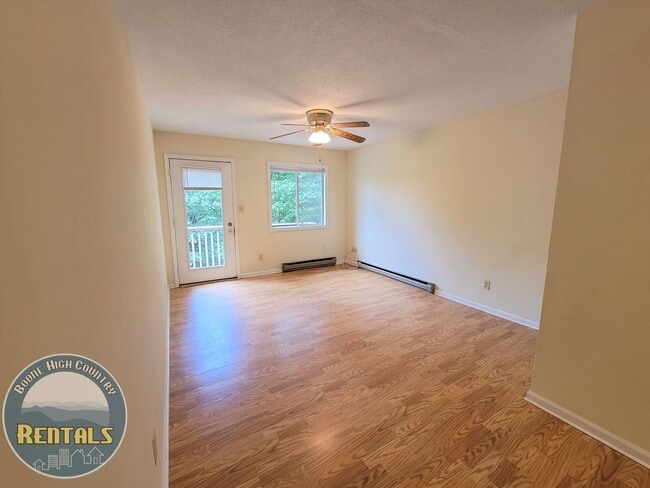 Building Photo - 323 Mountain Aire Ln