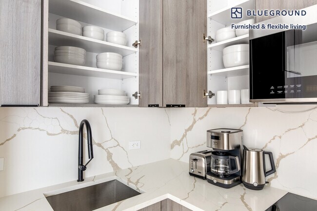 Foto del edificio - 230 W 72nd St