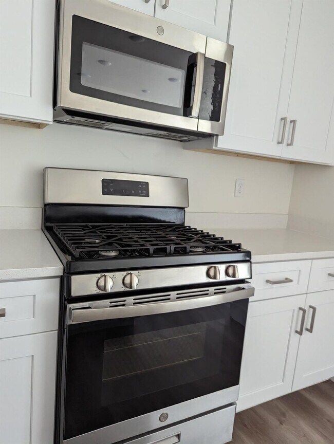 Foto del edificio - Azalea Townhome Poolside Living 3 Bed 2.5 Bath Smart Home - Looking for 2 Female Roommates