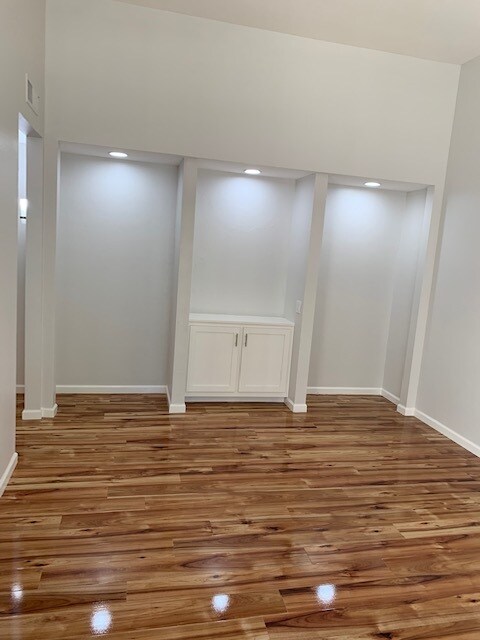 Foto del edificio - 320 N Civic Dr