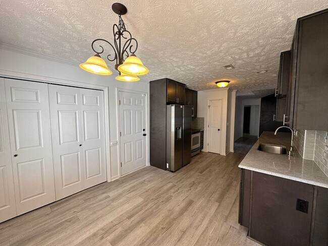 Foto del edificio - Well-Maintained 4 Bed 2.5 Bath with Fenced Backyard