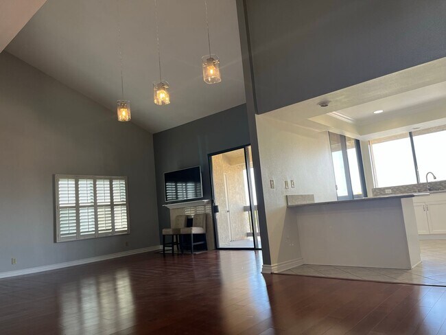 Building Photo - Charming 2-Bedroom Apartment with City Vie...