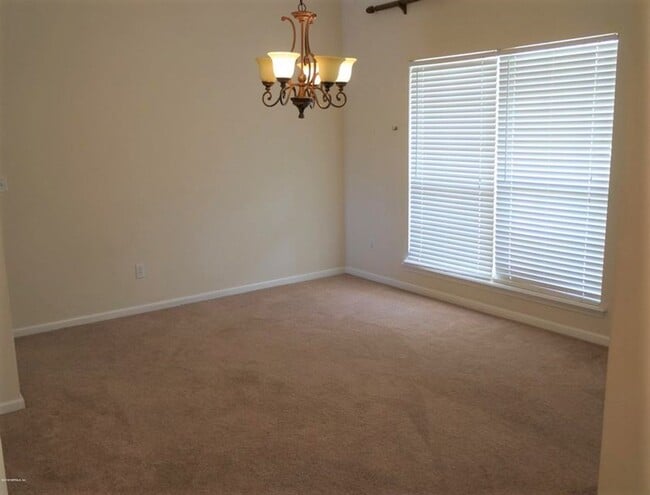 Building Photo - Spacious 5 Bedroom / 4 Bathroom Eagle Harb...