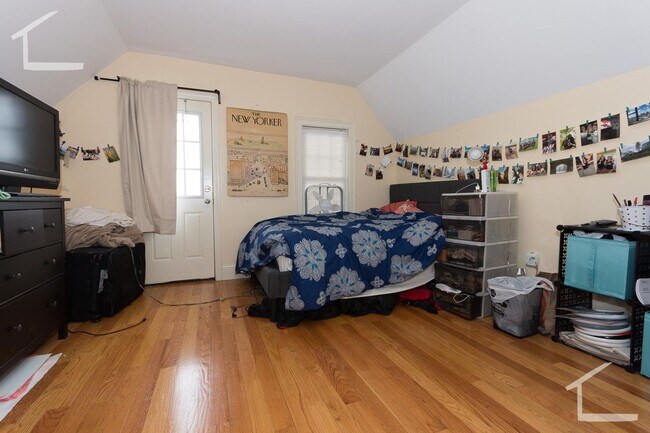 Foto del edificio - Amazing Deal - Spacious Brighton 5bed/2bath with Laundry in Unit!