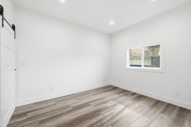 Building Photo - 156 S Pecan St