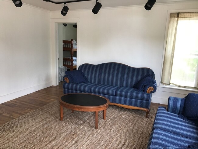 Building Photo - 315 Perry St