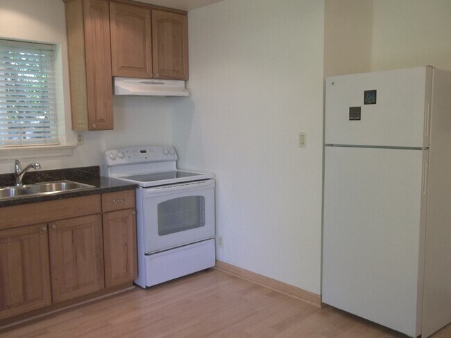 Building Photo - Detached unit located behind single family...