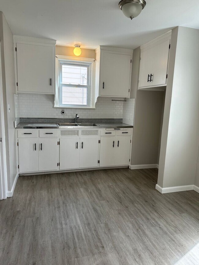 Building Photo - Updated home