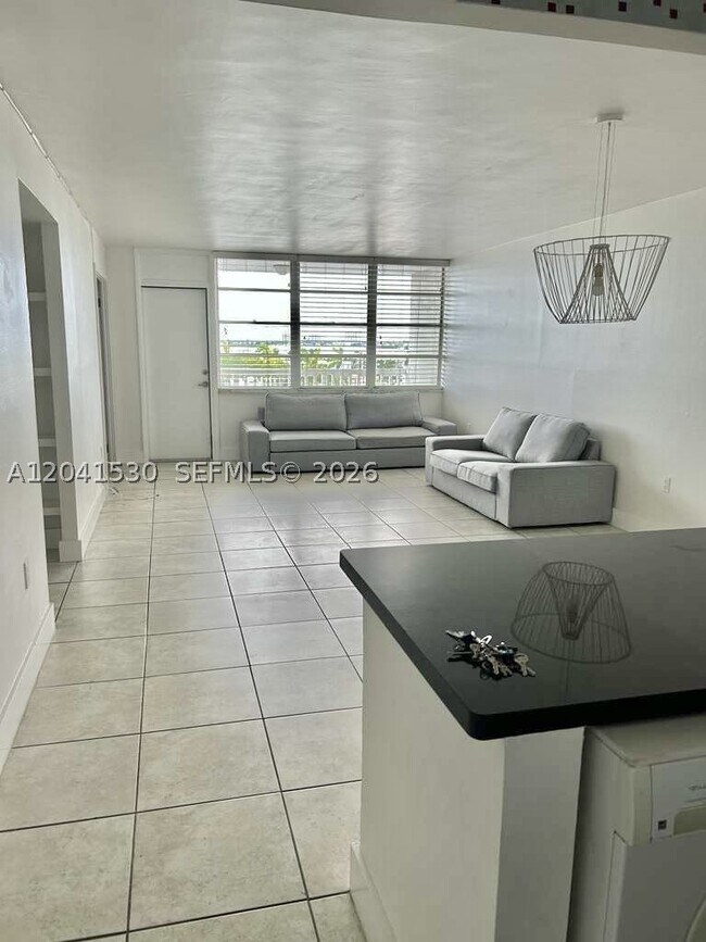 Foto del edificio - 2016 Bay Dr E