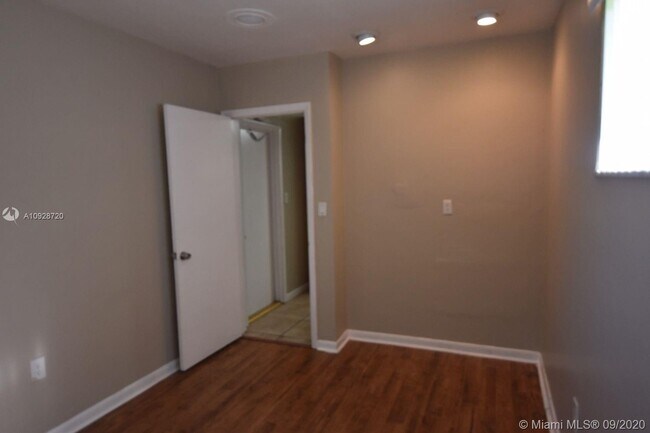 Building Photo - 11900 SW 84th Ave