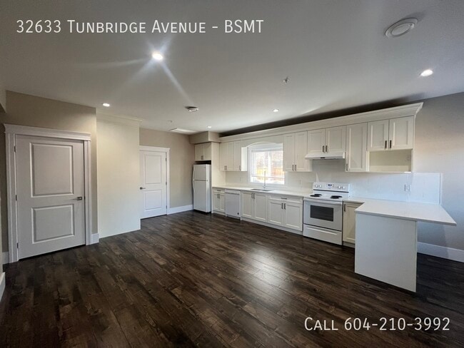 Building Photo - Bright Above Ground Suite