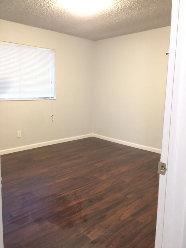 Building Photo - Modesto 2 Bedroom 2 Bath Triplex