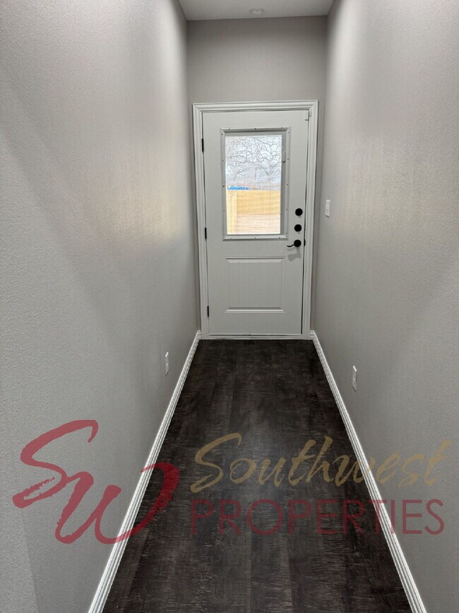 Foto del edificio - Modern 3 Bed / 3 Bath Duplex Near Campus – Lawncare Included!