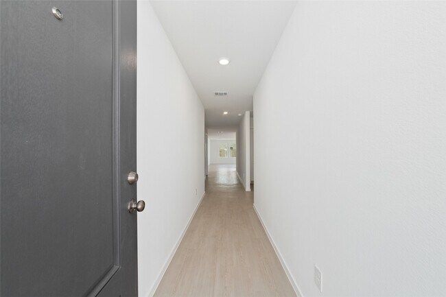 Building Photo - 3028 Huntersville Dr