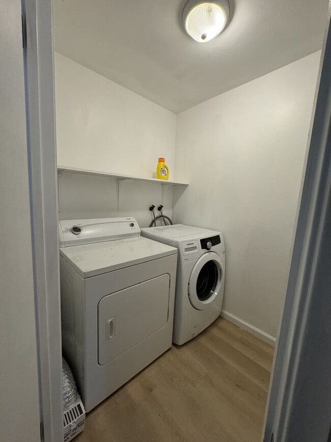Building Photo - 2 Bedroom near Stateline