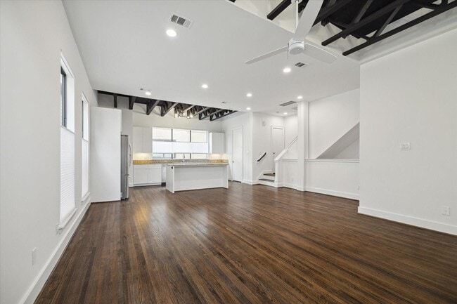 Building Photo - 1105 W 21st St