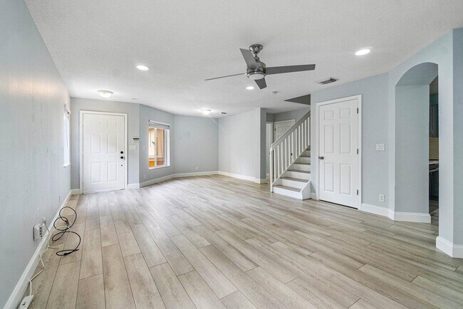 Building Photo - 1611 Cetona Dr