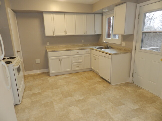 Building Photo - SPACIOUS TWO- LEVEL TWO BEDROOM APARTMENT ...