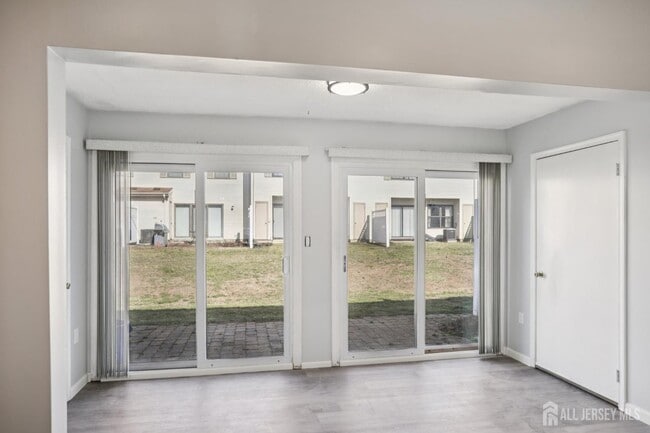 Building Photo - 204 Hampshire Ct