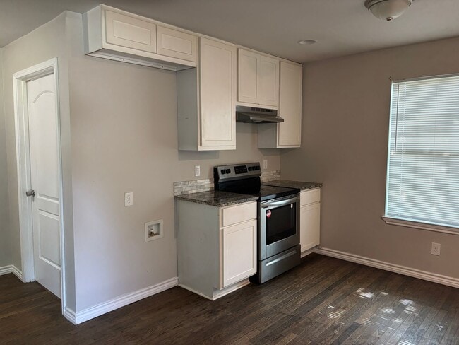 Building Photo - 1709 W Elm St