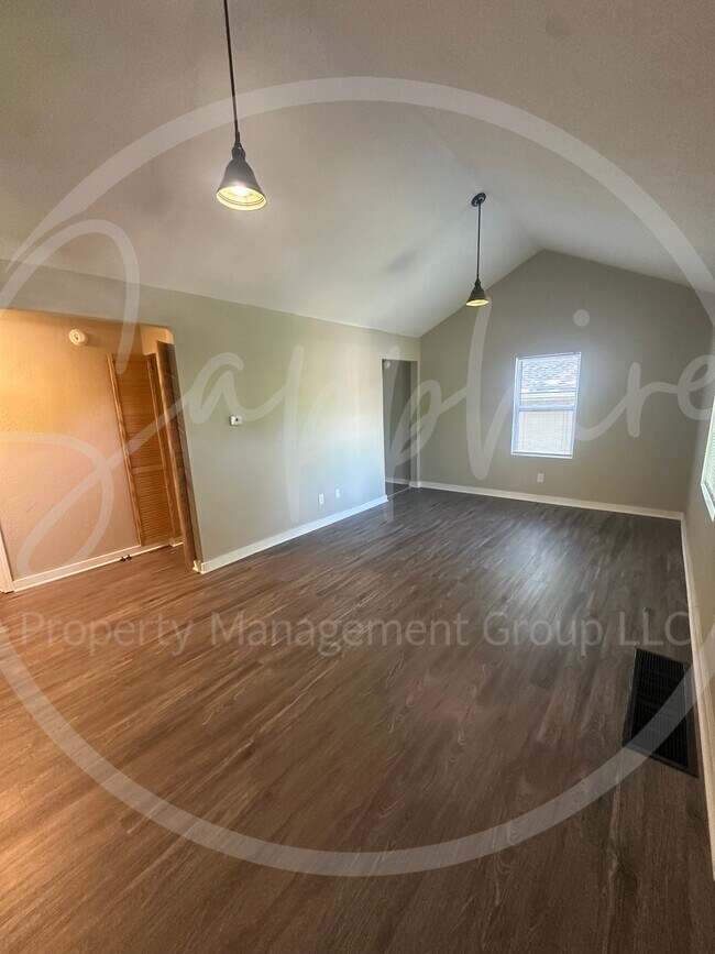 Building Photo - 3920 Spruce Ave
