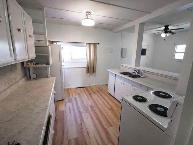 Building Photo - 710-718 8 St E