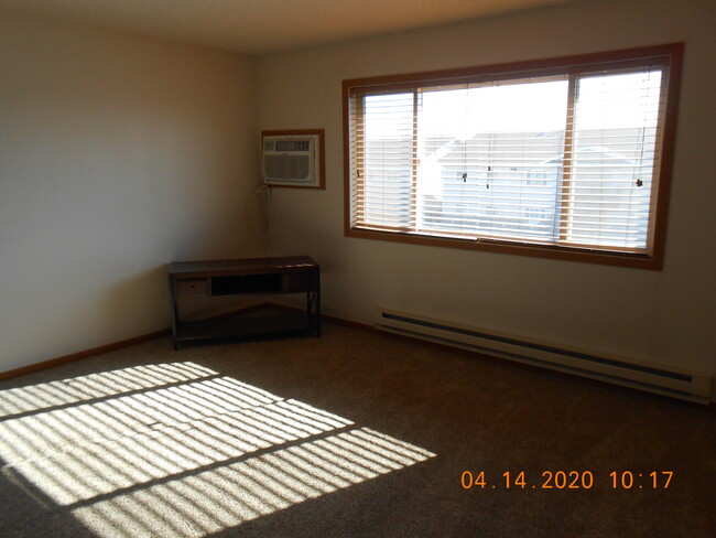 Building Photo - 1402 20th Ave W