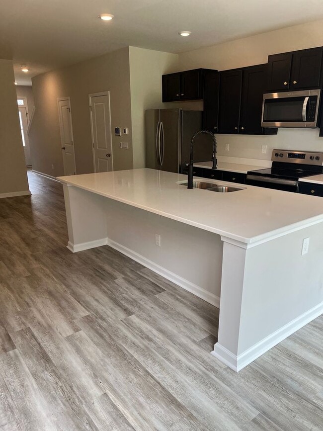 Building Photo - Nice townhome in great location