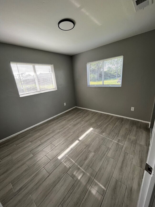 Foto del edificio - ** COMPLETELY REMODELD UNFURNISHED 2/1 DUP...