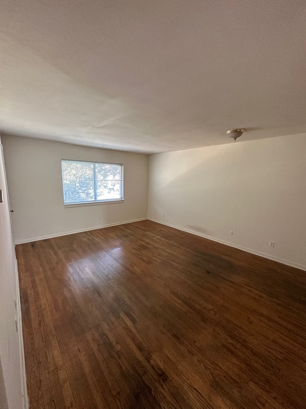 Foto del edificio - 1063 W 48th St