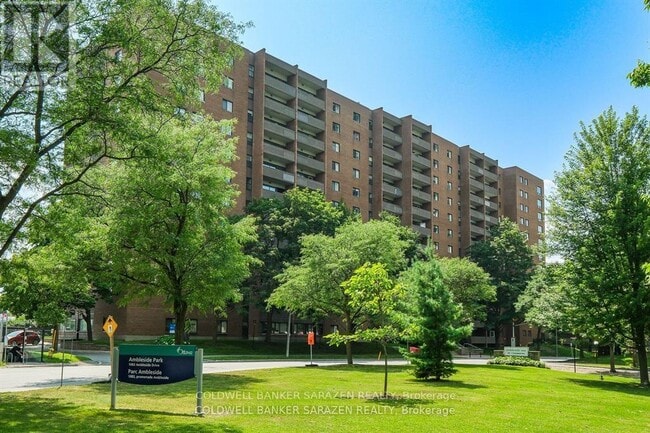 Building Photo - 1100-1100 Ambleside Dr