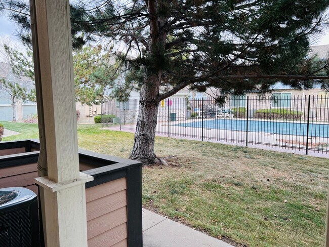 Building Photo - Wonderful 2 BR/2.5BA Townhome Located Minu...