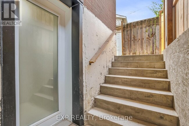 Building Photo - 3-RM3 Bankfield Dr