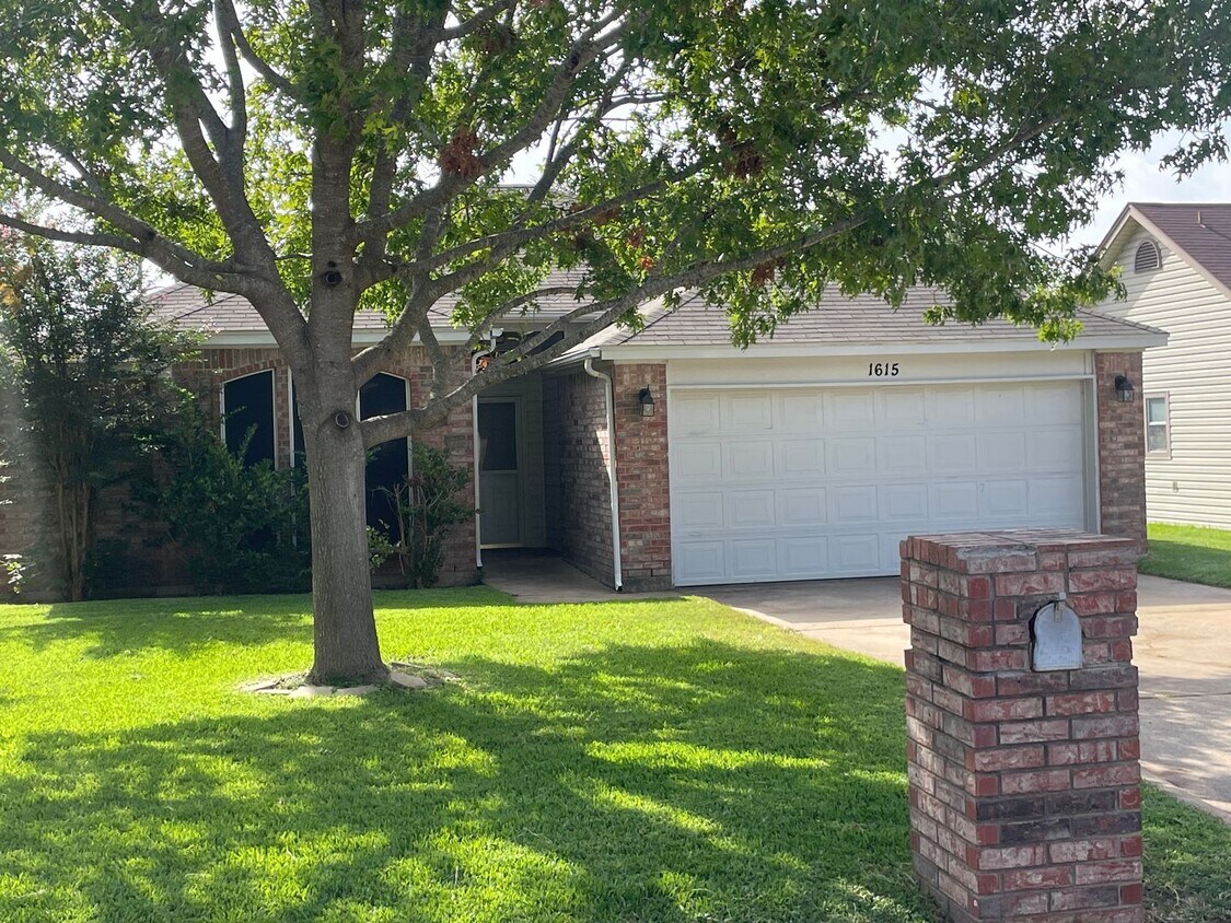 Primary Photo - BISD, LARGE BACKYARD, ALL BRICK