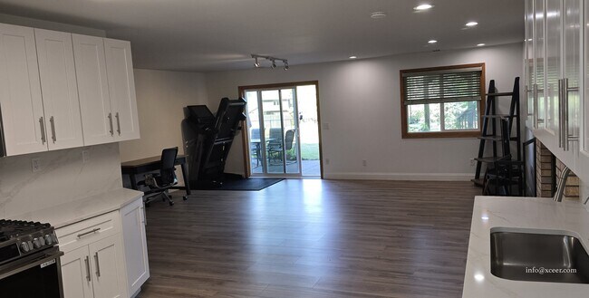 Foto del edificio - 5530 Vinewood Ln N