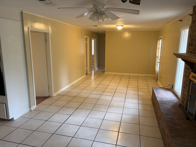 Building Photo - Updated 3 Bedroom Home in Southern Hills