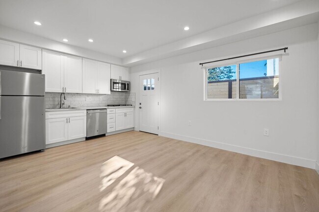 Foto del edificio - Charming Brand-New Detached ADU with Private Entrance & Yard!