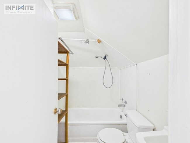 Building Photo - Downtown Charmer! 1st Month Free!