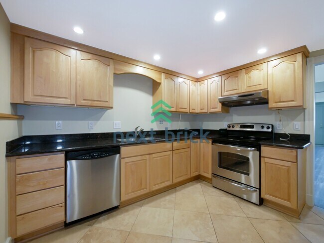 Foto del edificio - 2 Bed 1Bath Waterfront View Condo Available for Rent!