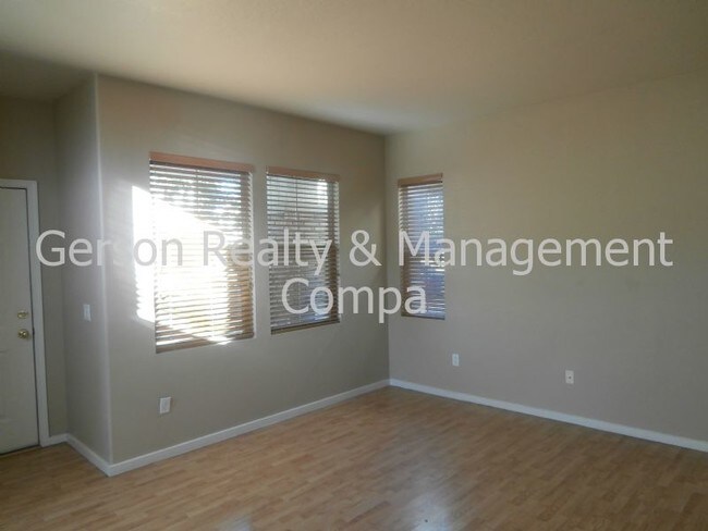 Foto del edificio - 8735 E Lakeview Ave
