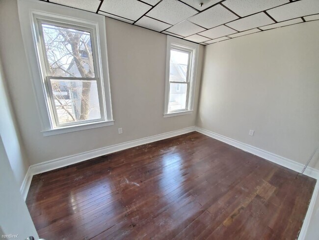 Building Photo - 3 br, 1 bath  - 250 Elmwood Ave Apt 1